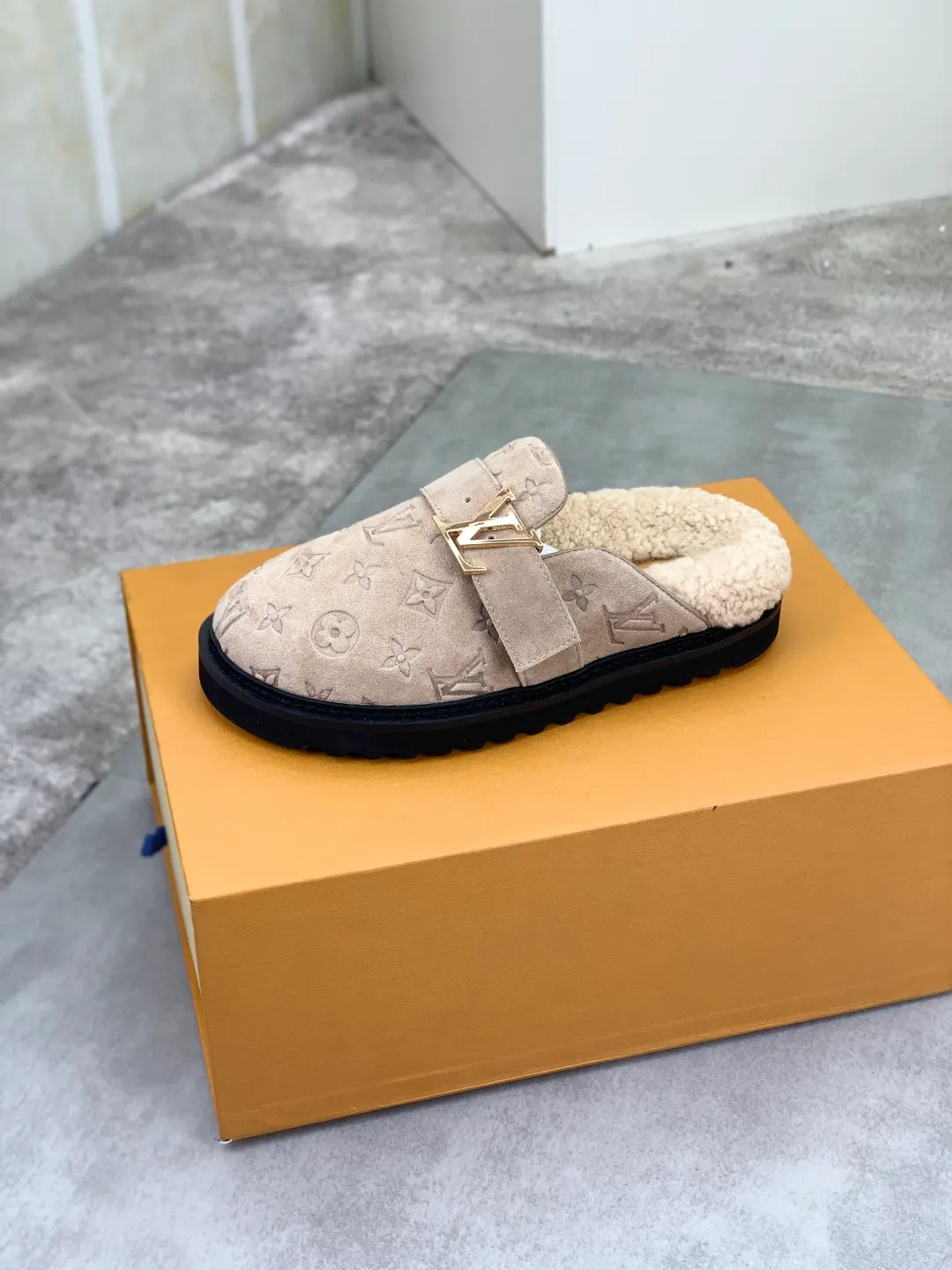 Men's Men's Shoes P480 New Couple Style LV Louis Vuitton L Family Donkey Brand Latest Easy Series Birkenstock Baotou Thick Sole Wool Slippers Sandals Original purchase, development and production This LV Easy sandal is made of suede cow leather, with Monogram pattern to highlight the trendy style. Adjustable straps with illuminated LV letters, flexible insoles and micro outsoles provide a light and comfortable experience. Exquisite packaging at the delivery counter 🛍📦 ▪️Fabric: Original custom imported first-layer cowhide ▪️Inner lining: Original customized warm wool lining ▪️Outsole: Original open-molded rubber foam material ▪️Sole thickness: 4CM ▪️Size: Men and women 35-45